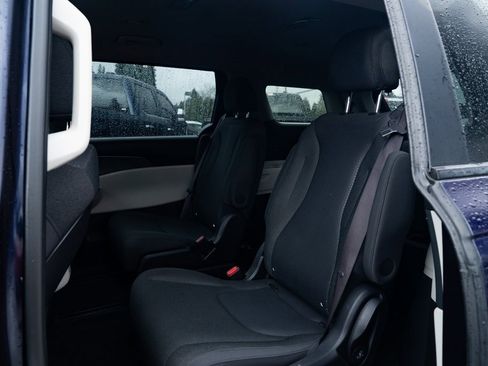 Used 2024 Kia Carnival LX image 20