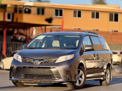 Used 2019 Toyota Sienna LE w/ Carpet Mat Package FWD image 1