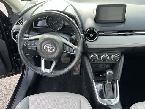 Used 2020 Toyota Yaris XLE image 11