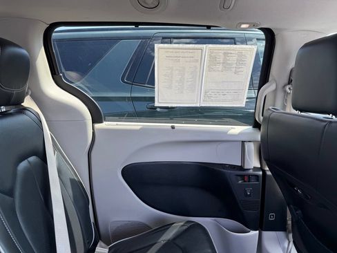 Used 2024 Chrysler Pacifica Limited FWD image 14