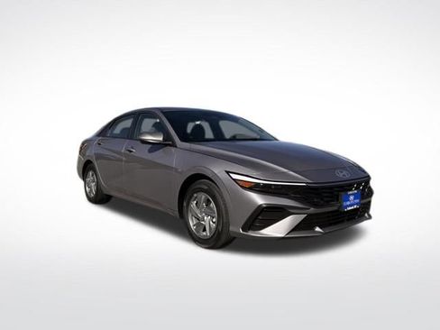 Used 2025 Hyundai Elantra SE FWD image 3