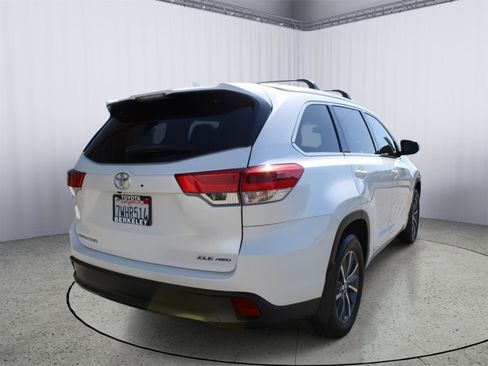 Used 2017 Toyota Highlander XLE image 8