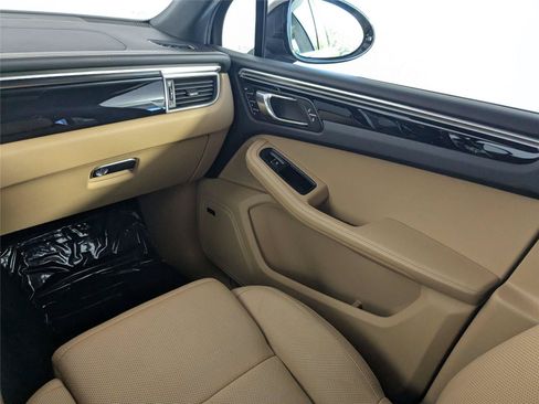 Used 2017 Porsche Macan AWD/4WD image 44