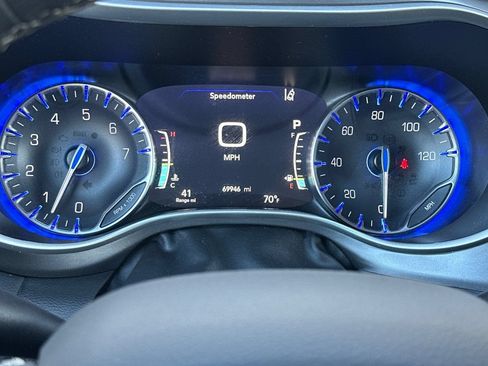 Used 2023 Chrysler Pacifica Touring-L FWD image 28