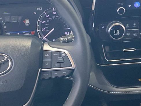 Certified 2024 Toyota Highlander XLE FWD image 30
