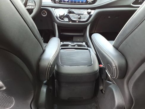 Used 2026 Chrysler Pacifica Limited w/ S Appearance Package FWD image 17