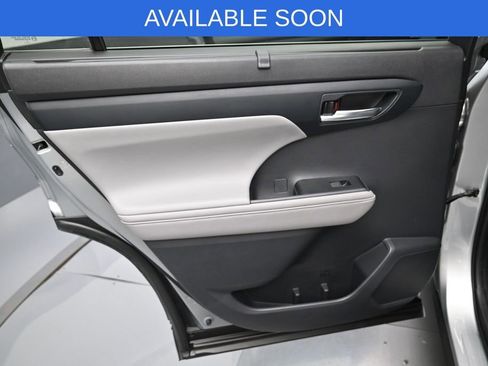 Used 2020 Toyota Highlander XLE AWD/4WD image 29