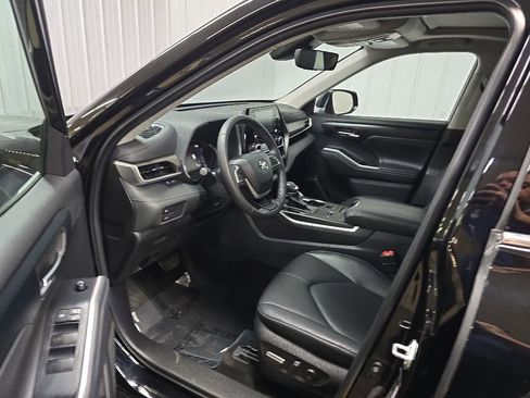 Used 2022 Toyota Highlander XLE AWD/4WD image 29