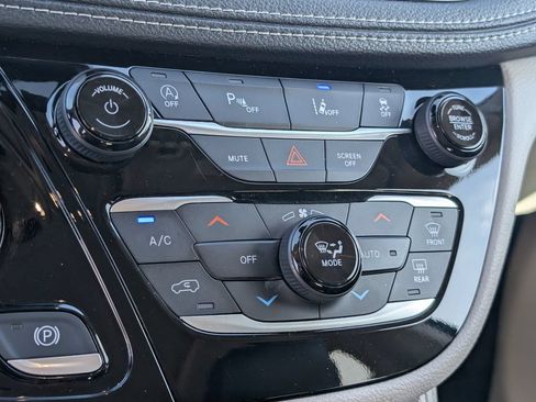 Used 2023 Chrysler Pacifica Limited FWD image 17