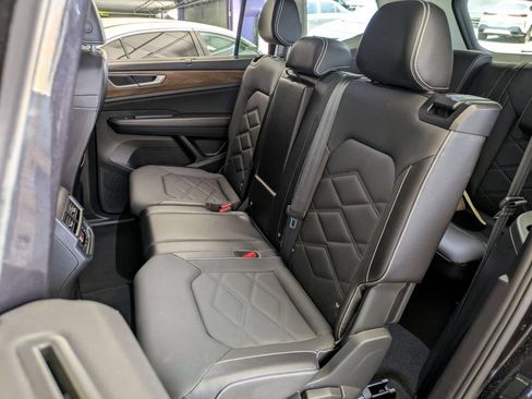 Used 2025 Volkswagen Atlas SE AWD/4WD image 24