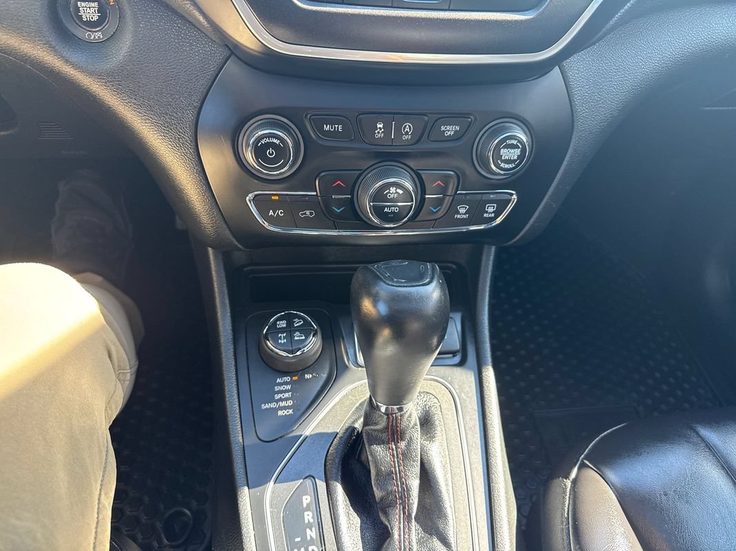 Used 2020 Jeep Cherokee Trailhawk w/ Comfort/Convenience Group AWD/4WD image 28