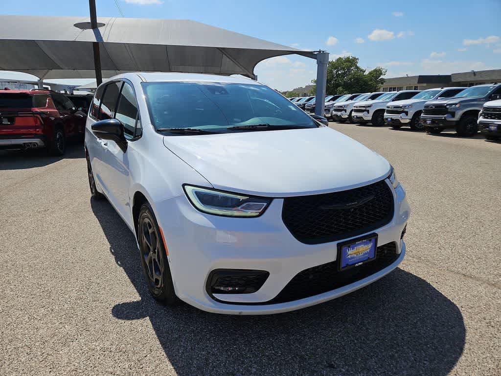 Used 2024 Chrysler Pacifica Limited FWD image 2