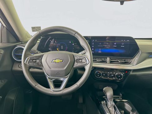 Used 2025 Chevrolet Trax LT w/ LT Convenience Package image 17