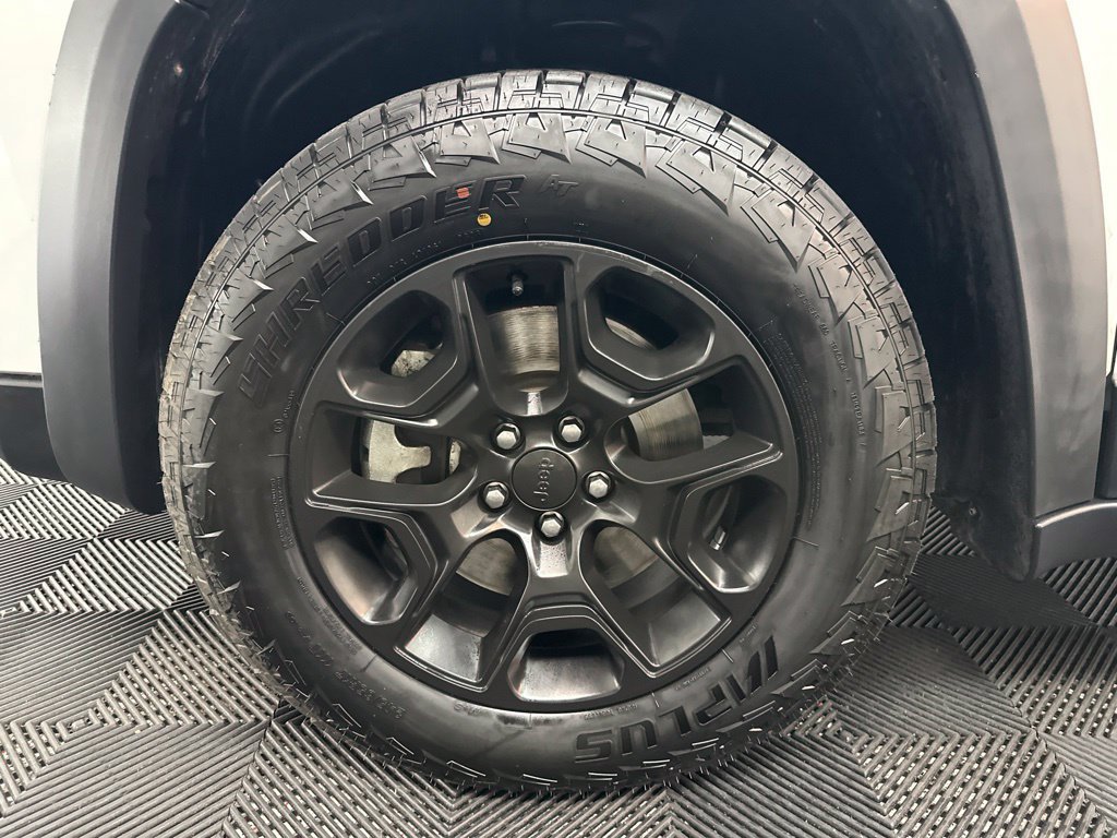 Used 2022 Jeep Cherokee Latitude AWD/4WD image 36