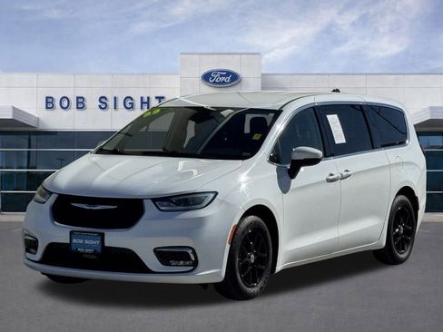 Used 2023 Chrysler Pacifica Touring-L image 13