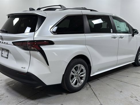 New 2026 Toyota Sienna XLE image 5