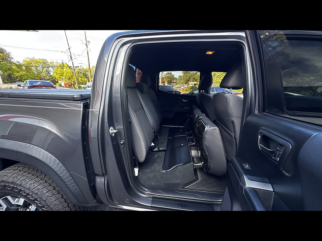 Certified 2019 Toyota Tacoma TRD Off-Road AWD/4WD image 30