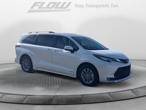 Used 2021 Toyota Sienna XLE image 1