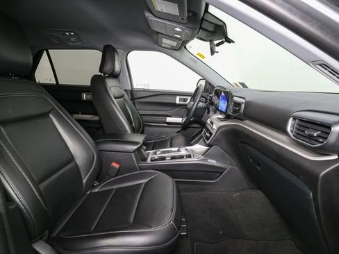 Used 2023 Ford Explorer XLT w/ Equipment Group 202A AWD/4WD image 17
