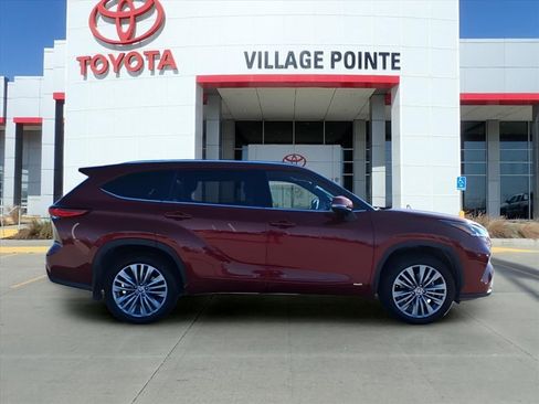 Certified 2022 Toyota Highlander Platinum image 9