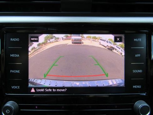 Used 2022 Volkswagen Passat 2.0T SE image 10