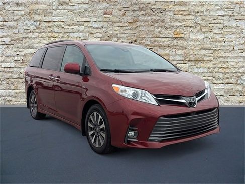 Used 2020 Toyota Sienna XLE image 2