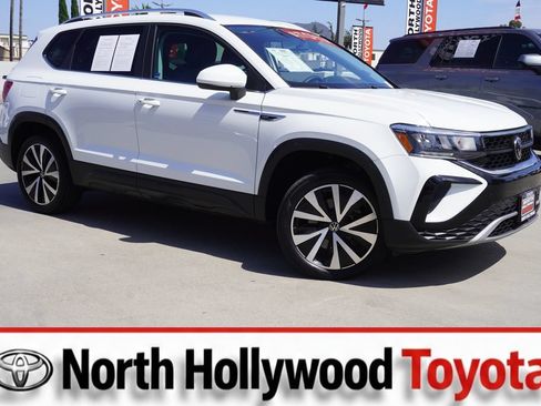 Used 2022 Volkswagen Taos SE FWD image 1