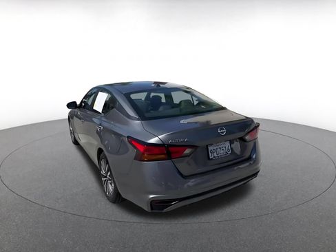 Used 2025 Nissan Altima 2.5 SV FWD image 9