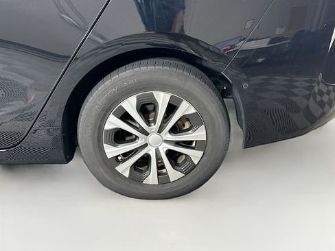 Used 2021 Toyota Prius LE image 11