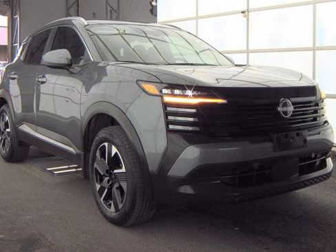 Used 2025 Nissan Kicks SV w/ SV Premium Package image 2