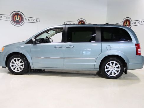 Used 2010 Chrysler Town & Country Touring Plus w/ Premium Group FWD image 33