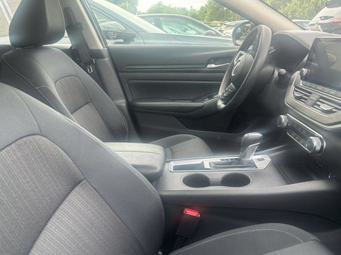 Used 2025 Nissan Altima 2.5 SV FWD image 9