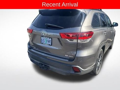 Used 2017 Toyota Highlander AWD V6 image 3