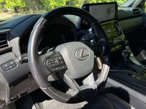 Used 2023 Lexus LX 600 4WD w/ Luxury Package image 10