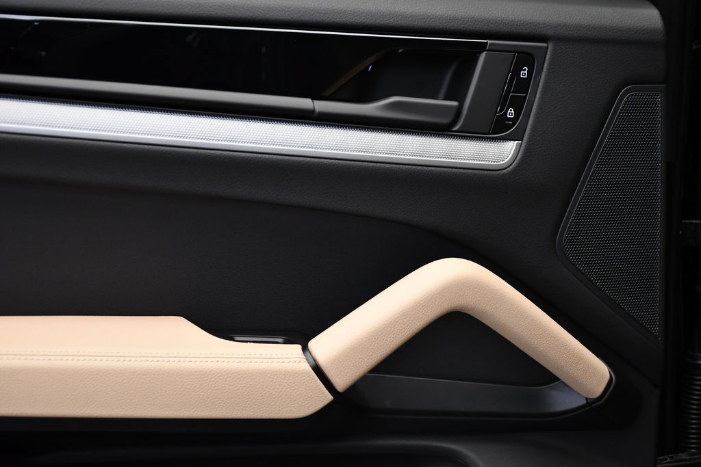Certified 2025 Porsche Cayenne E-Hybrid Coupe AWD/4WD image 45