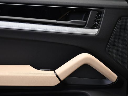 Certified 2025 Porsche Cayenne E-Hybrid Coupe AWD/4WD image 45