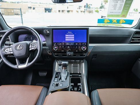 Used 2024 Lexus GX 550 AWD/4WD image 2