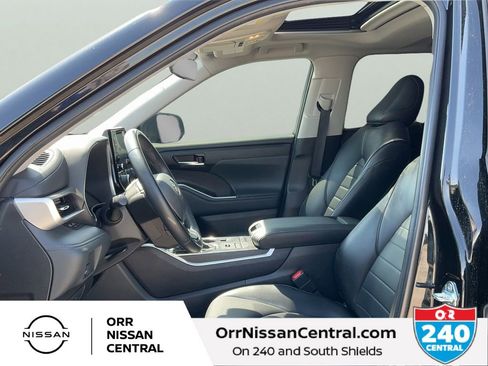Used 2022 Toyota Highlander XLE AWD/4WD image 18