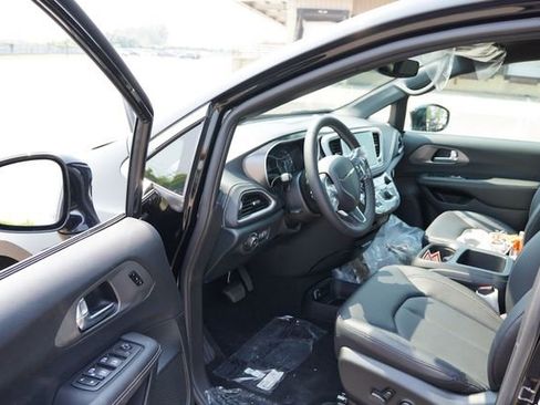 New 2025 Chrysler Pacifica Select image 10