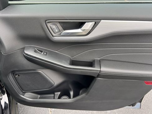 New 2026 Ford Escape SE w/ PHEV Premium Package FWD image 17