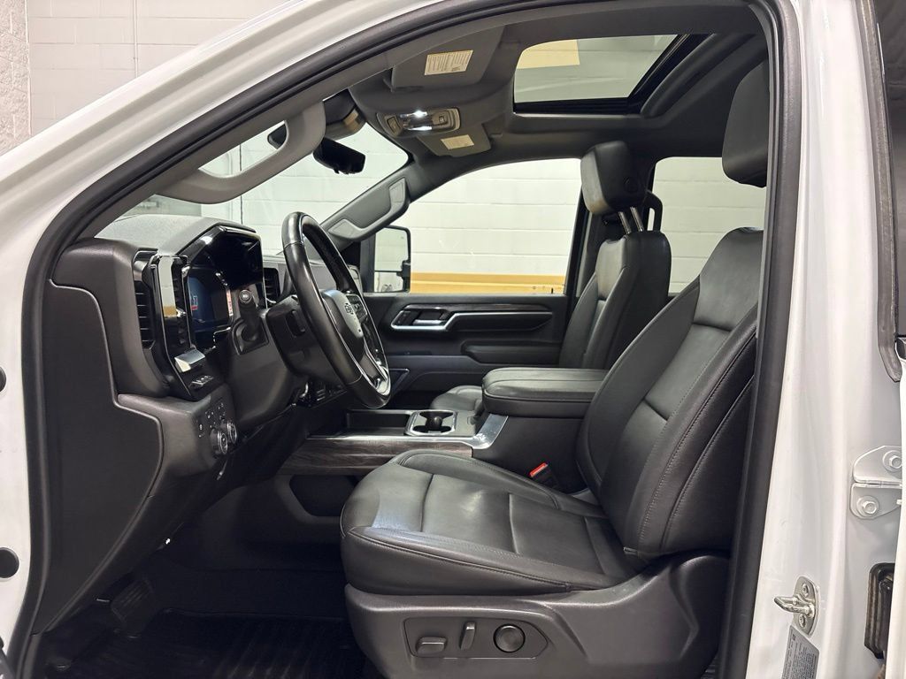 Used 2025 Chevrolet Silverado 3500 LTZ w/ LTZ Plus Package AWD/4WD image 18