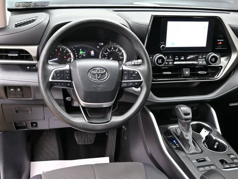 Used 2024 Toyota Highlander LE AWD/4WD image 29