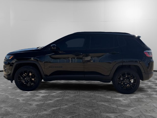 Used 2025 Jeep Compass Latitude w/ Altitude Special Edition AWD/4WD image 2