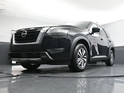Used 2023 Nissan Pathfinder SL image 32