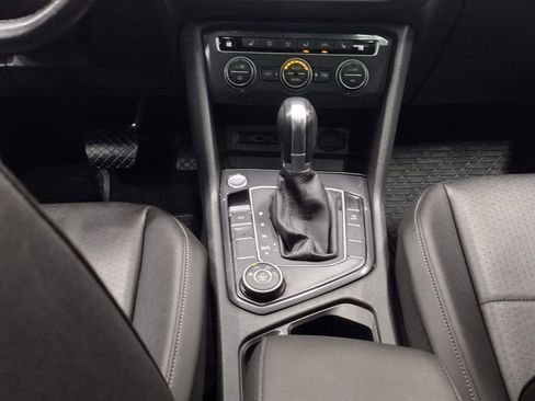 Used 2019 Volkswagen Tiguan SE w/ Panoramic Sunroof Package image 40