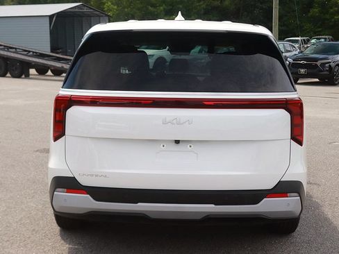 Used 2025 Kia Carnival FWD image 6