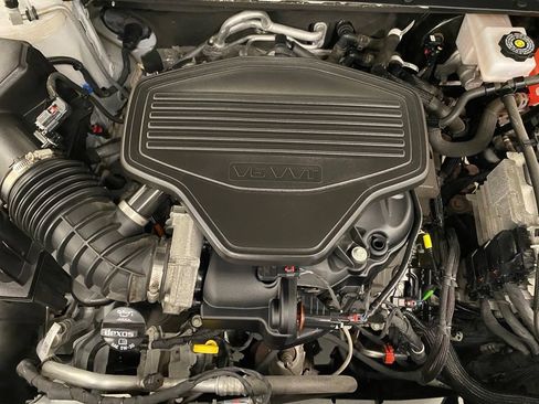 Used 2023 GMC Acadia SLE w/ Infotainment Package AWD/4WD image 4
