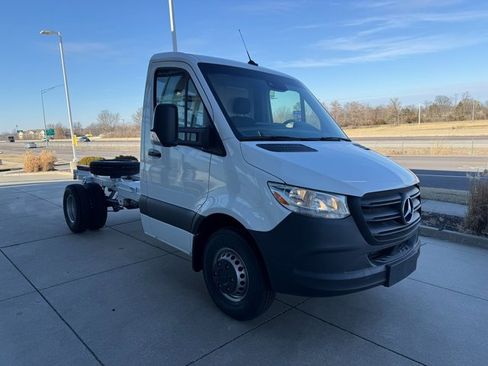 Used 2024 Mercedes-Benz Sprinter 4500 image 2