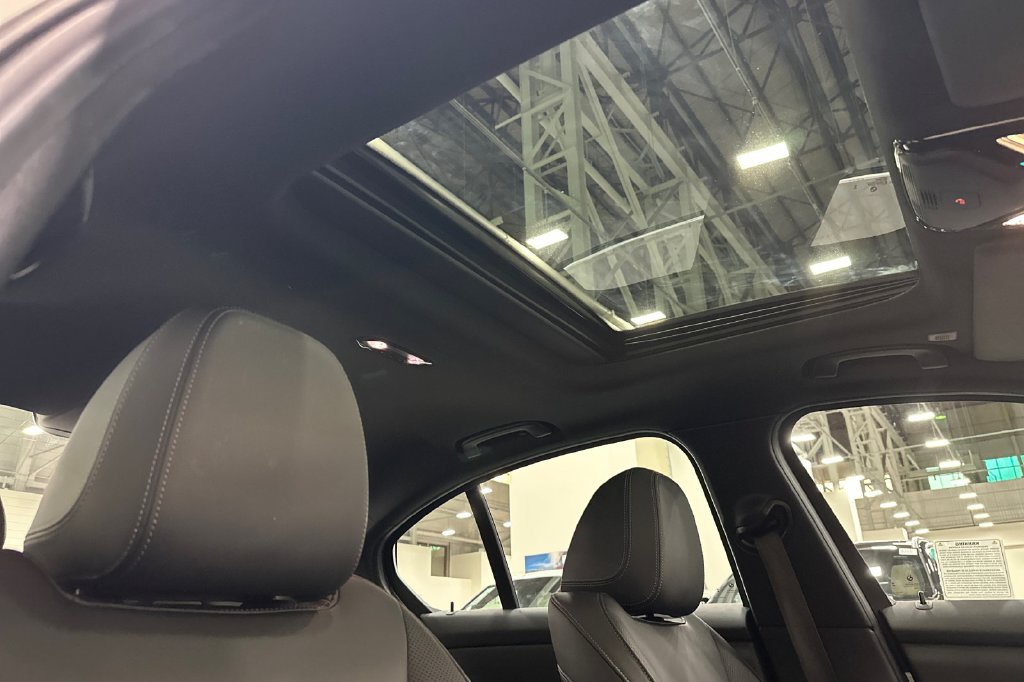 Certified 2024 BMW 330e w/ Convenience Package RWD image 18