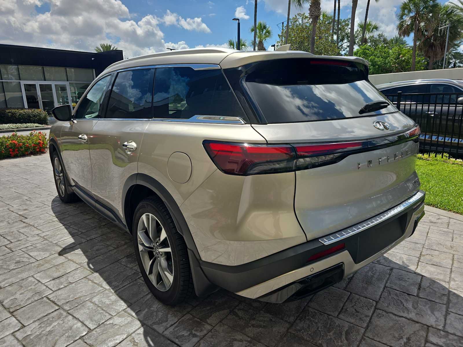 Used 2023 INFINITI QX60 Luxe w/ Performance Audio Package FWD image 6